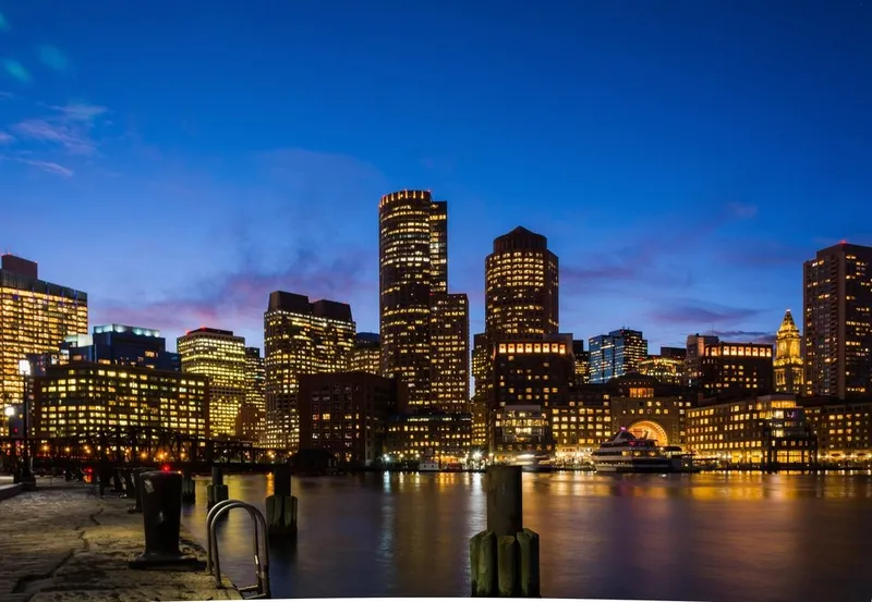 水辺から見た高層ビル群の夜景の写真