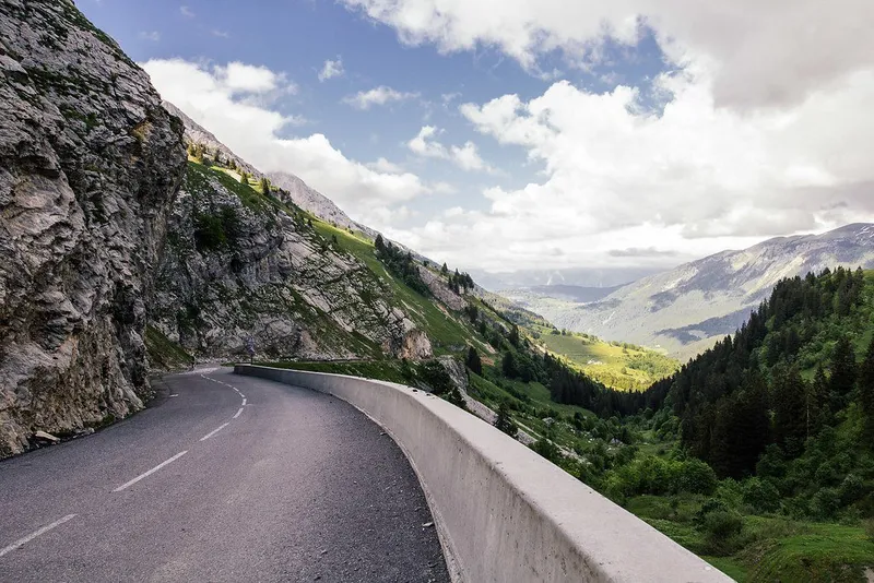山肌に沿って大きくカーブする道路と谷の写真